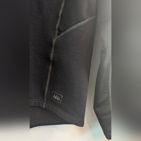 EUC REI black 1/2 zip front left vertical zip pocket with earphone hole pullover - Picture 13 of 16